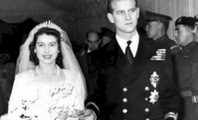 Βασίλισσα Ελισάβετ - Πρίγκιπας Φίλιππος: Έτσι γιόρτασαν την 73η επέτειο του γάμου τους - Το δώρο από τα δισέγγονά τους!
