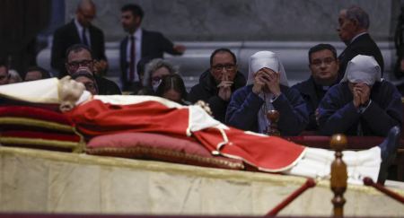 Σε τρία φέρετρα θα τοποθετηθεί η σορός του Πάπα Βενέδικτου - Πώς θα γίνει η κηδεία του
