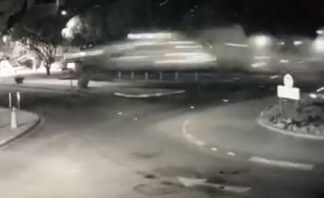 Σοκαριστικό βίντεο από ατύχημα: Αυτοκίνητο πέταξε στον αέρα και καρφώθηκε σε εκκλησία