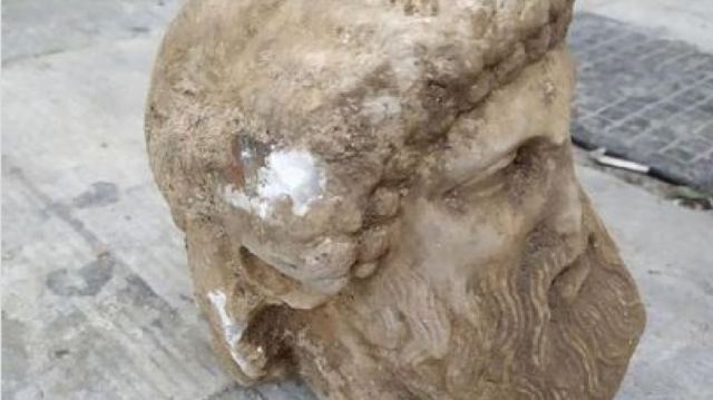 Βρέθηκε μεγάλο μαρμάρινο κεφάλι αρχαίου αγάλματος στην Αιόλου, 1,5 μέτρο κάτω από τη γη!