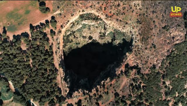 &quot;Χάος ανίκατε μάχαν. Ο γιγάντιος κρατήρας της Αττικής σε σχήμα καρδιάς Up&#039;ο ψηλά&quot;