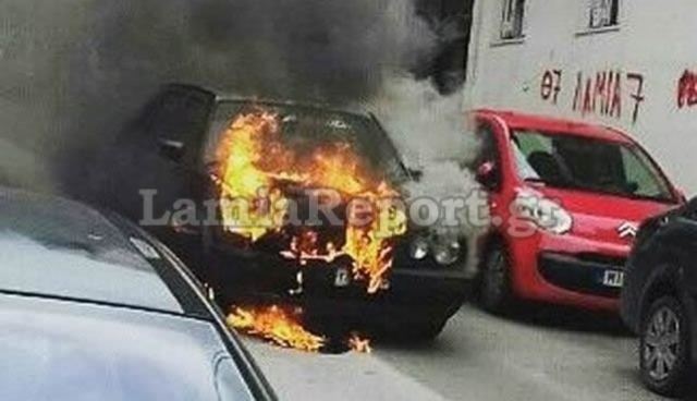 Λαμία: Λαμπάδιασε αυτοκίνητο μέσα στην πόλη - Επεισοδιακή κατάσβεση - ΒΙΝΤΕΟ