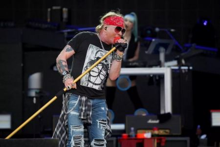 Axl Rose: Σταματήστε να πετάτε drones στις συναυλίες των Guns N&#039; Roses