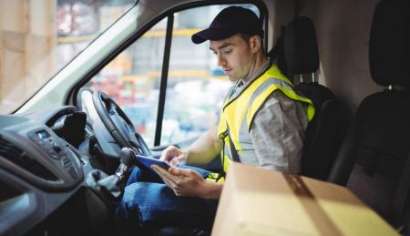 Οδηγός delivery με μισθό 13.000 ευρώ τον μήνα - Ποια εταιρεία γίνεται πρότυπο
