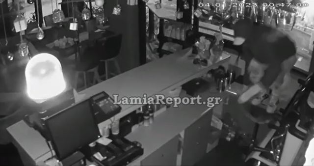 Λαμία: Η κάμερα «έπιασε» τον διαρρήκτη που μπήκε σε κεντρικό cafe της πόλης - ΒΙΝΤΕΟ