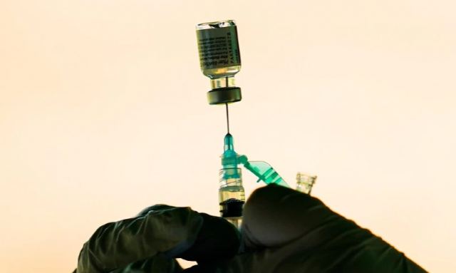 Εμβόλια κατά του κορωνοϊού: «Δεν επηρεάζουν αρνητικά τη γονιμότητα» διαβεβαιώνουν οι ειδικοί