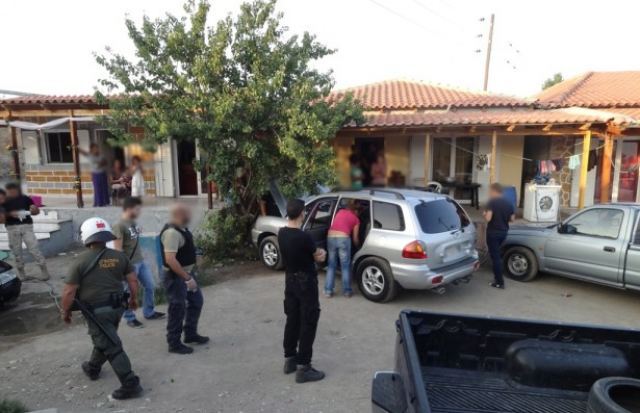Μία 11αδα συλλήψεις στο «άβατο» των ρομά στο Πυρί