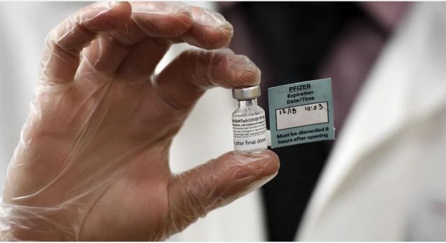 Εμβόλιο Pfizer: «Ναι» του FDA για τρίτη δόση στους άνω των 65 και σε ομάδες υψηλού κινδύνου