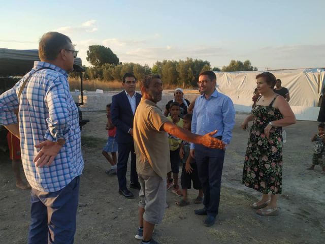 Επίσκεψη Σταμάτη στον καταυλισμό των Ρομά στην Αταλάντη