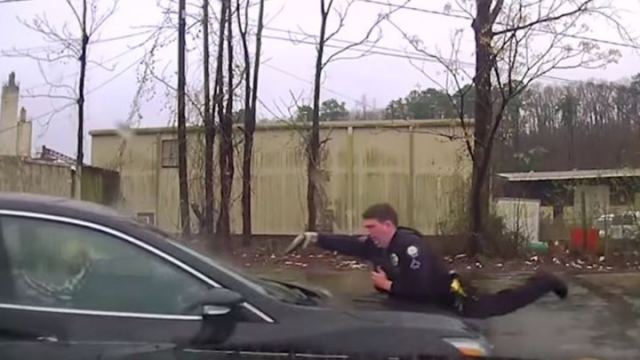 Βίντεο που σοκάρει: Αστυνομικός &quot;γαζώνει&quot; οδηγό εξ επαφής με 14 σφαίρες