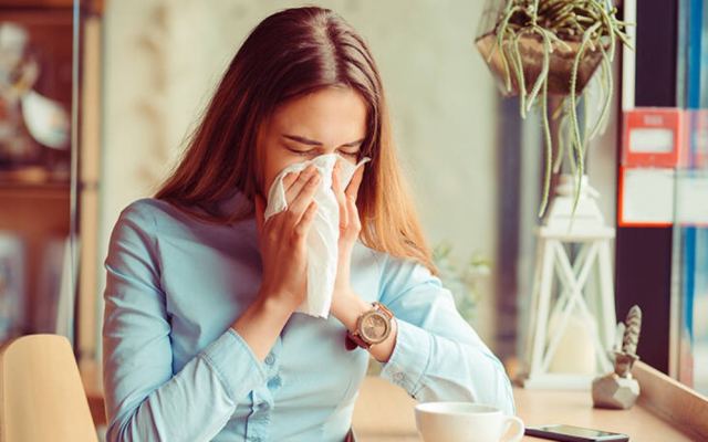 Κοινό κρυολόγημα, γρίπη ή κορωνοϊός: Πώς θα ξεχωρίσεις τα συμπτώματα της Covid-19