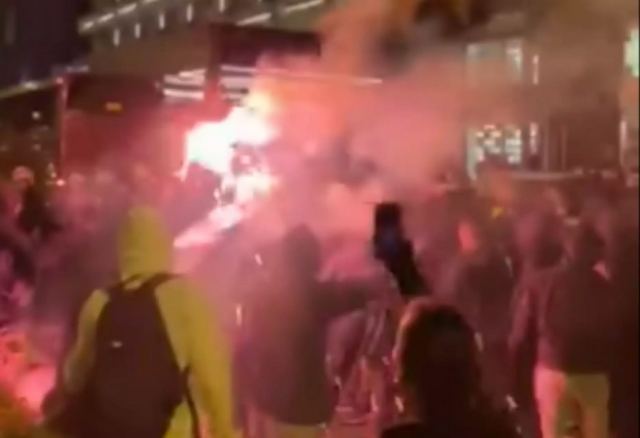 Οπαδοί της ΑΕΚ με καπνογόνα αποθέωσαν τους παίκτες της Μαρσέιγ πριν τον Ολυμπιακό