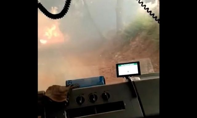 Συγκλονιστικό βίντεο: Πυροσβέστης τραβάει video την ώρα που περνούν μέσα από τη φωτιά (vid)