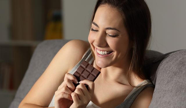 Σοκολάτα: Τι συμβαίνει στο σώμα σου, όταν απολαμβάνεις τον γλυκό αυτό πειρασμό