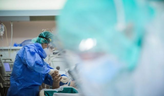 Κορωνοϊός – Σέρρες: Ασθενής ζήτησε από νοσηλεύτρια να του τραγουδήσει και λίγες μέρες μετά πέθανε μαζί με τη γυναίκα του