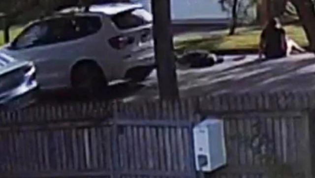Βίντεο: Είδε από το αυτοκίνητο τον άντρα της να φιλάει μια άλλη στον δρόμο, πάτησε γκάζι και τους έριξε κάτω
