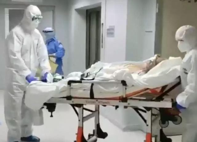 «Στο καλό!» Γιατρός ξεπροβοδίζει ασθενή με κορωνοϊό από την εντατική στο Ασκληπιείο Βούλας
