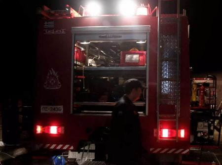 Ρομά έβαλαν φωτιά σε επιχείρηση ελαστικών στον Ασπρόπυργο – Ισχυρή πυροσβεστική δύναμη στο σημείο