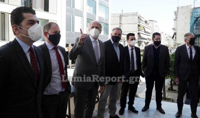 Διαμαρτυρήθηκαν έξω από το Δικαστικό Μέγαρο οι δικηγόροι της Λαμίας