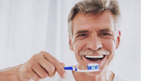 Στοματική υγεία &amp; μακροζωία: Ποια ώρα πρέπει να βουρτσίζετε τα δόντια σας για να ζήσετε περισσότερο
