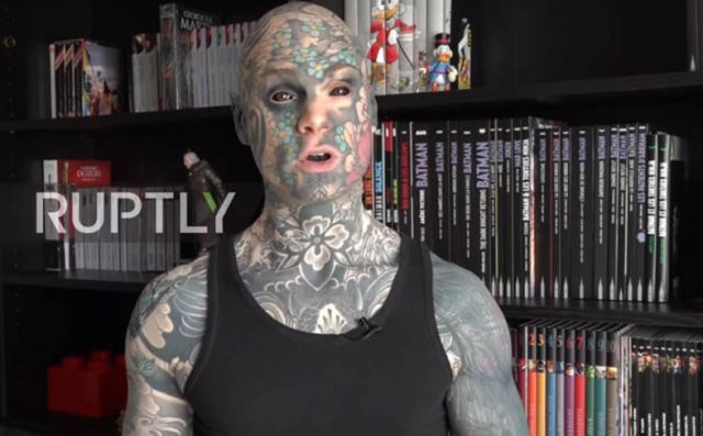 Ο δάσκαλος δημοτικού σχολείου που έχει κάνει τατουάζ ακόμη και στο μάτι