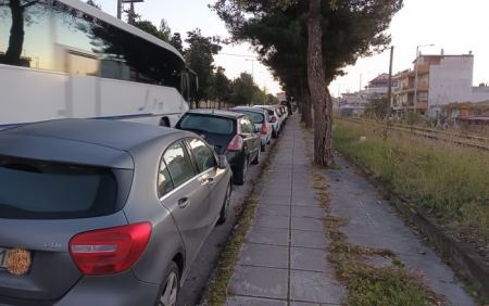 Λαμία: Ένα απέραντο πάρκινγκ η Λεωφόρος Καλυβίων (ΦΩΤΟ)