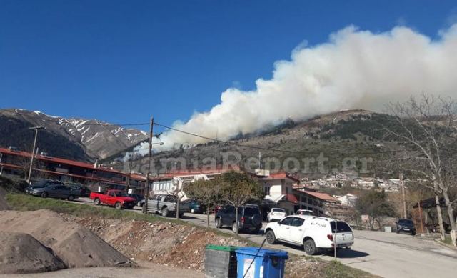 Καρπενήσι: Μεγάλη πυρκαγιά πάνω από το ξενοδοχείο Μοντάνα (ΦΩΤΟ)