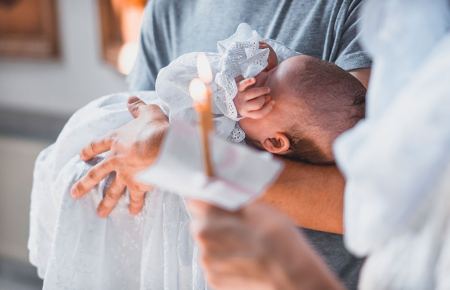 Η Εκκλησία της Ελλάδος επιτρέπει τη βάπτιση παιδιών ομόφυλων ζευγαριών;