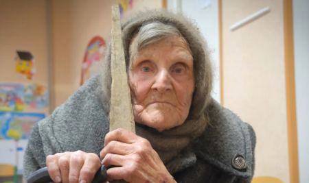 Ουκρανία: Η απίστευτη ιστορία μιας 98χρονης - Περπάτησε μόνη της για 9χλμ. σε εμπόλεμη περιοχή για να ξεφύγει