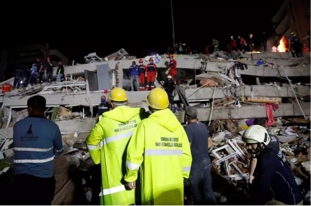 Σεισμός: Μάχη με το χρόνο στη Σμύρνη για τους εγκλωβισμένους – Αυξάνονται συνεχώς οι νεκροί