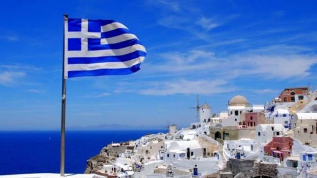 Daily Express: Οι Βρετανοί μπορούν να πάνε διακοπές στην Ελλάδα τον Ιούλιο