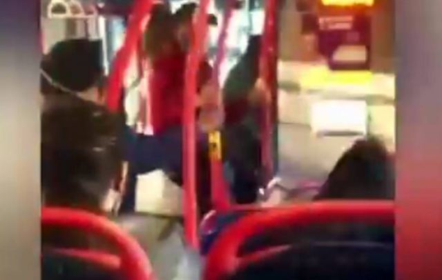 Επιβάτης λεωφορείου κλωτσά κορίτσι στο πρόσωπο επειδή δεν φορά μάσκα
