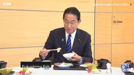 Ιαπωνία: Ο πρωθυπουργός τρώει ψάρι από τα νερά της Φουκουσίμα μετά τη διαμάχη για τα λύματα - Βίντεο