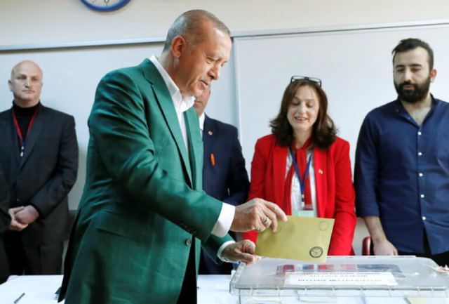 Τουρκία: Έβαλε το… πράσινο σακάκι του και ψήφισε ο Ερντογάν [pics]