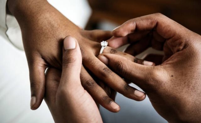 Η αναγγελία γάμου που πρόδωσε μια απιστία κι έγινε viral