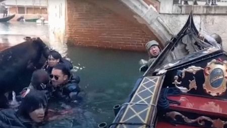 Βενετία: Αναποδογύρισε η γόνδολα και βρέθηκαν στο νερό - Aρνήθηκαν να καθίσουν και να σταματήσουν να βγάζουν selfies