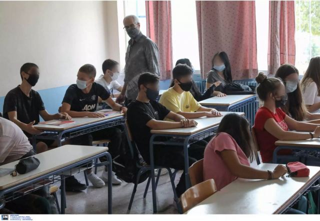 Κορωνοϊός: Ανοιχτό το ενδεχόμενο για νέα μέτρα στα σχολεία – Τι θα κρίνει την απόφαση