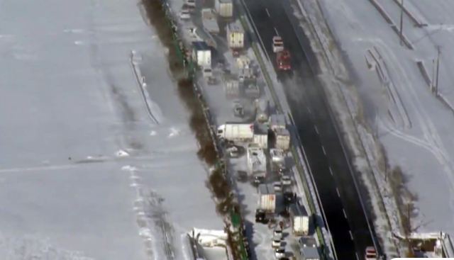 Απίστευτες εικόνες από καραμπόλα 130 αυτοκινήτων εξαιτίας του χιονιά στην Ιαπωνία