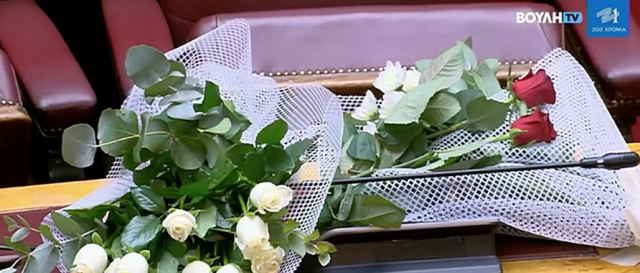Φώφη Γεννηματά: Ενός λεπτού σιγή και πένθος στη Βουλή - Λευκά λουλούδια στο έδρανό της