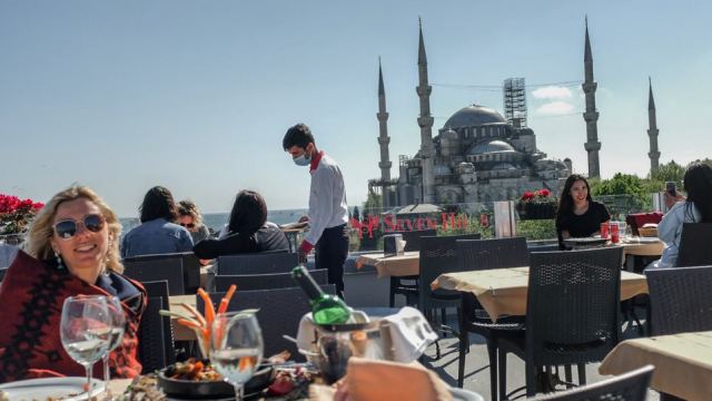 DW: Οι Τούρκοι στο σπίτι, οι τουρίστες έξω - Οργή για το lockdown του Ερντογάν
