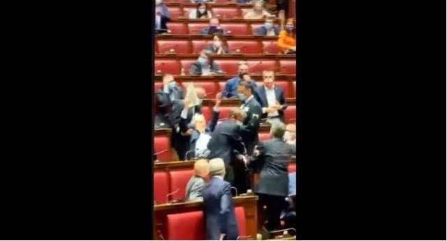 Ρινγκ η ιταλική Βουλή: Έβγαλαν σηκωτό βουλευτή που έβριζε τους πάντες!