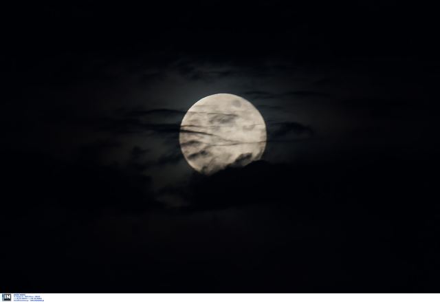 Μάγεψε η πανσέληνος με την έκλειψη παρασκιάς της Σελήνης - Μοναδικές εικόνες