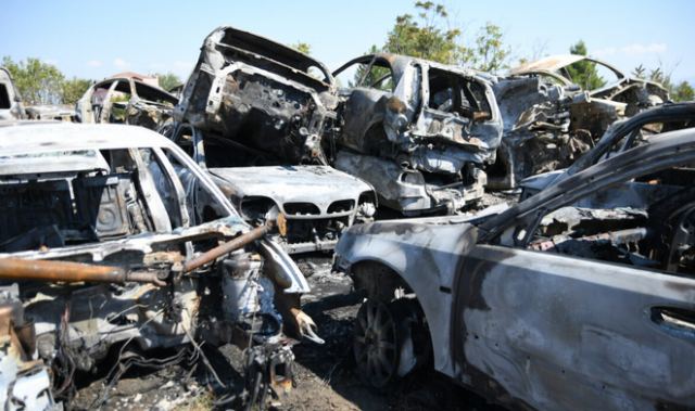 Λάρισα: Παρανάλωμα του πυρός έγιναν παλιά οχήματα μετά από φωτιά σε μάντρα τα ξημερώματα – Δείτε εικόνες