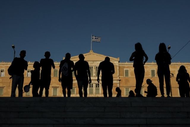 Μείωση των γεννήσεων στην Ελλάδα για τρίτη συνεχή χρονιά
