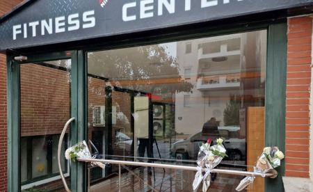 Θεσσαλονίκη: Θλίψη για τον Αλέξανδρο Νικολαΐδη, αφήνουν λουλούδια έξω από το γυμναστήριό του