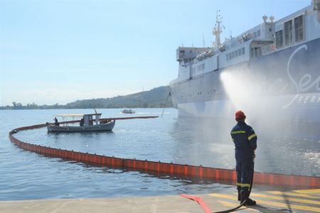 Πρόλαβαν ρύπανση στο λιμάνι του Αγ. Κωνσταντίνου μετά από πυρκαγιά σε πλοίο (ΦΩΤΟ)