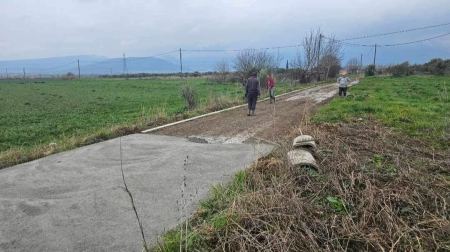 Ξεκίνησαν οι εργασίες τσιμεντόστρωσης αγροτικού δρόμου στην Ελάτεια