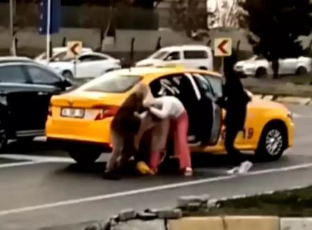 Σοκαριστικό βίντεο: Οδηγός ταξί δέρνει επιβάτιδα στη μέση του δρόμου γιατί «δεν τον πλήρωνε»!