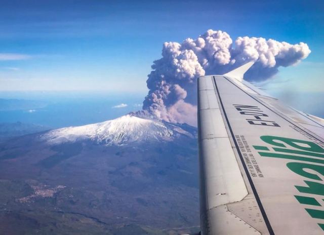 Αίτνα: Εξεράγη το “θρυλικό” ηφαίστειο – Έκλεισε το αεροδρόμιο της Κατάνια – LIVE εικόνα