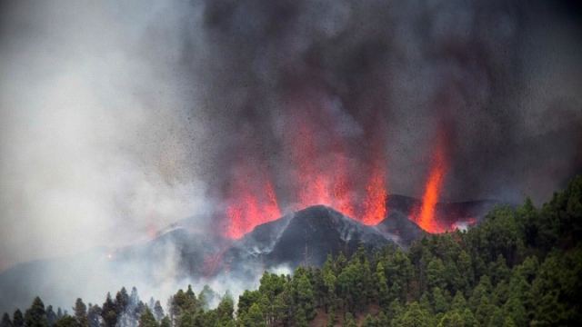Λάβα και στάχτες εκλύονται από το ηφαίστειο Κούμπρε Βιέχα στη Λα Πάλμα - Στρατιώτες βοηθούν στην εκκένωση κοινοτήτων